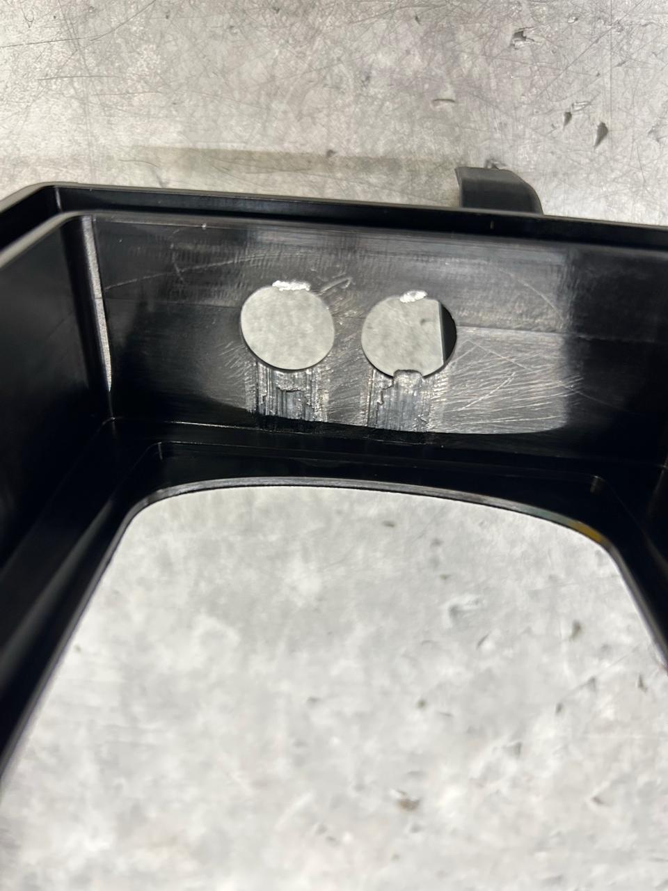 Fertiges schwarzes Spritzgussteil mit sichtbaren Kernstift-Positionen — Qualitätskontrolle nach Werkzeugreparatur